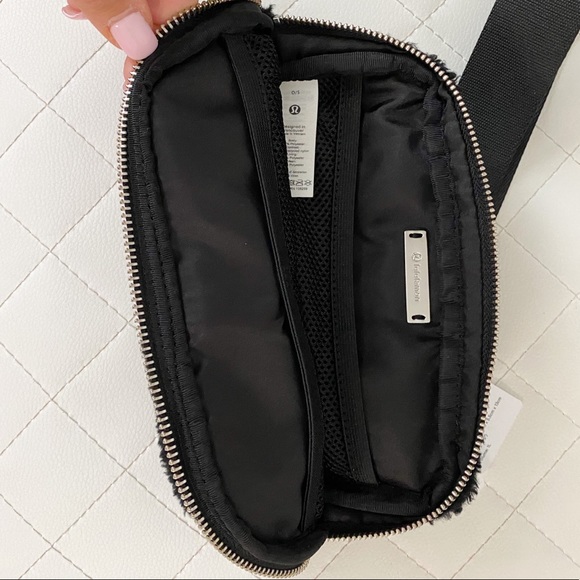 *SOLD* Lululemon Fleece Everywhere Belt Bag Black - Picture 3 of 4